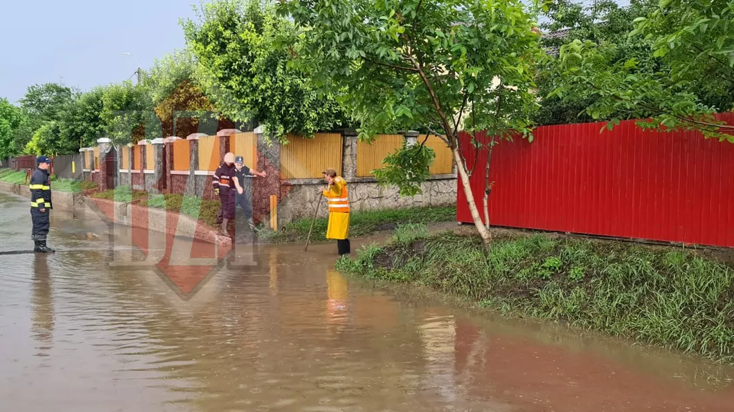 Drum inundat în Iași. Pompierii intervin pentru a debloca traficul - Galerie Foto Video