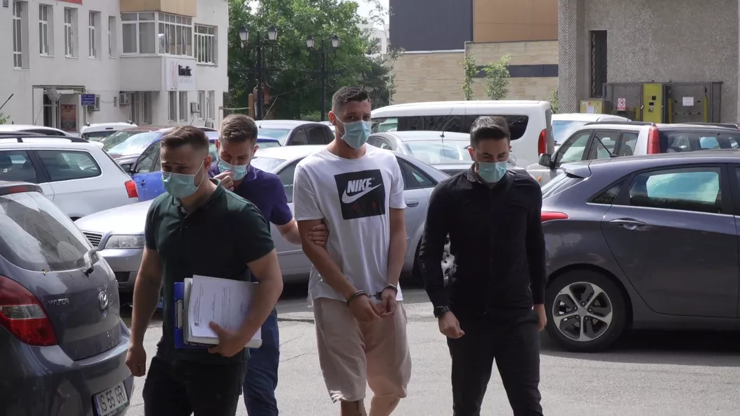 Fotbalistul Andu Moisi a fost reținut pentru 24 de ore la Iași Şi-a sechestrat iubita şi i-a distrus mai multe bunuri EXCLUSIV FOTO VIDEO UPDATE