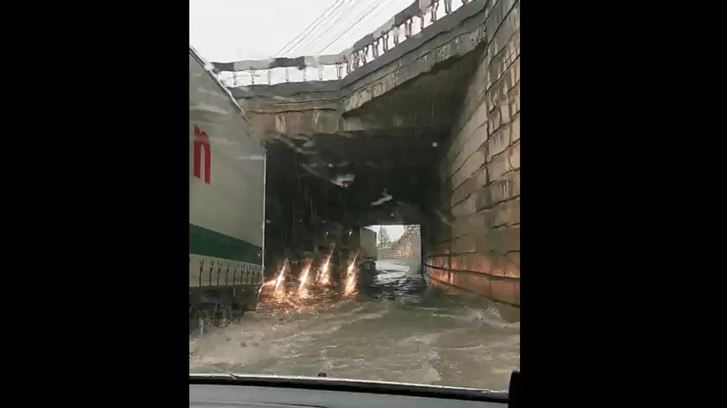 Pasajul Canta este inundat. Vremea rea paralizează traficul ieşean - VIDEO GALERIE FOTO UPDATE
