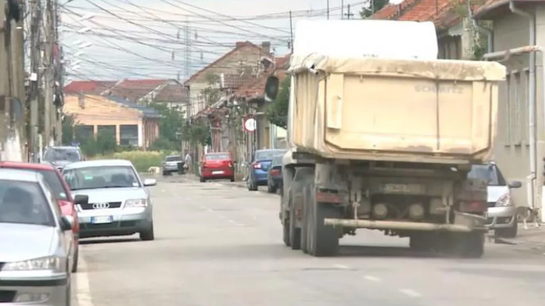 Poluarea din Iași este provocată și de mașinile de mare tonaj care deversează încărcătura pe străzi. Șoferii sunt amendați pentru că nu folosesc plase de protecție