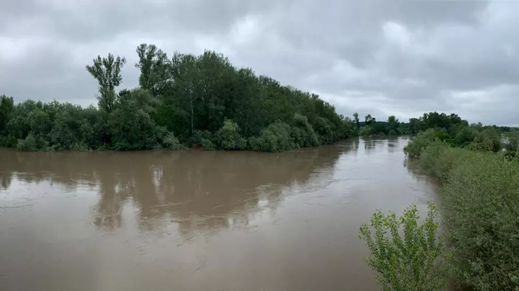 Viitura de pe râul Prut se îndreaptă spre Iași. Cod roșu și pericol de inundație în mai multe localități. Echipele ABA Prut-Bârlad intervin la barajul Stânca-Costești