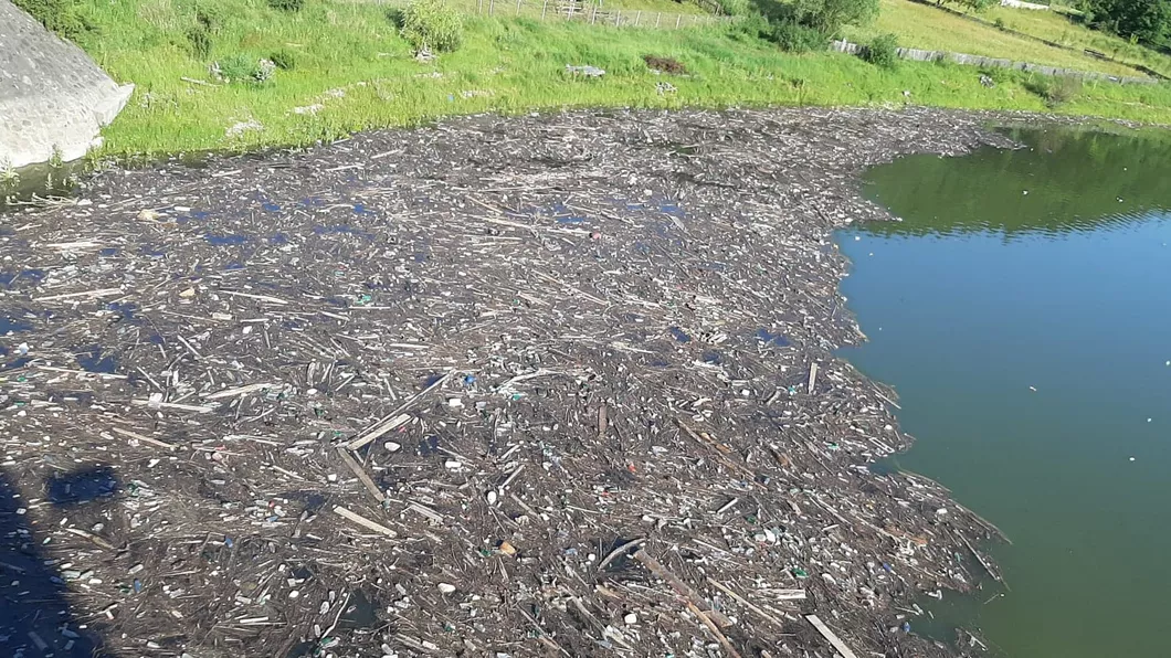 Deşeuri pe Lacul Bicaz deşi ani la rând s-au curăţat tone de gunoi - FOTO