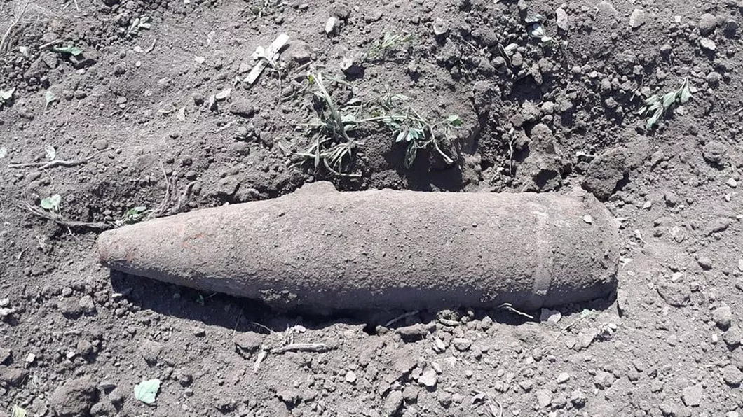 Proiectil din Al Doilea Război Mondial găsit în comuna Plugari. Intervenție extremă a geniștilor de la Inspectoratul pentru Situații de Urgență Iași