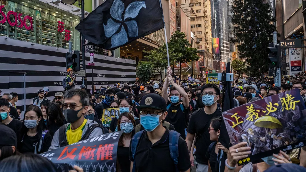 Cetățenia britanică oferită rezidenților din Hong Kong care fug după adoptarea controversatei legi