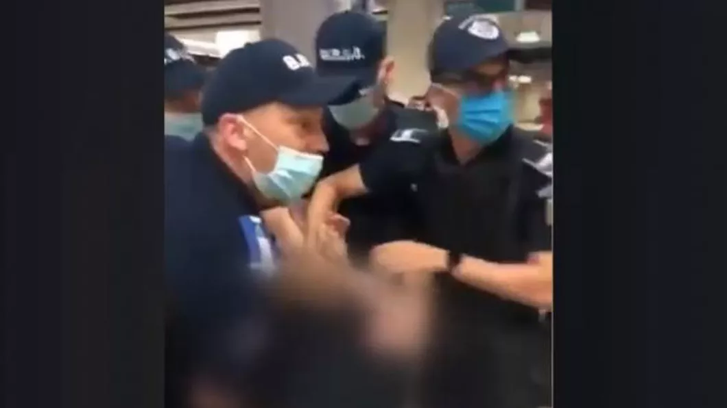 Scandal la metroul din Capitală. Un călător care nu purta masca corespunzător amendat de jandarmi - VIDEO