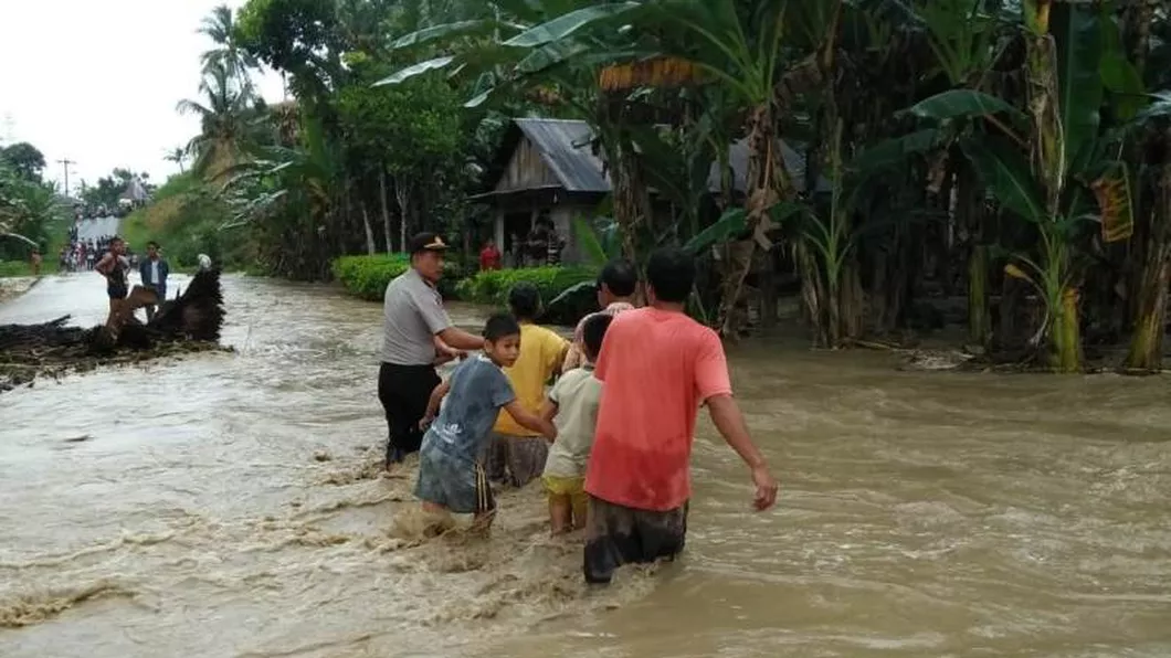 Viitură în Indonezia Cel puţin 5 morţi şi 38 de persoane au fost date dispărute