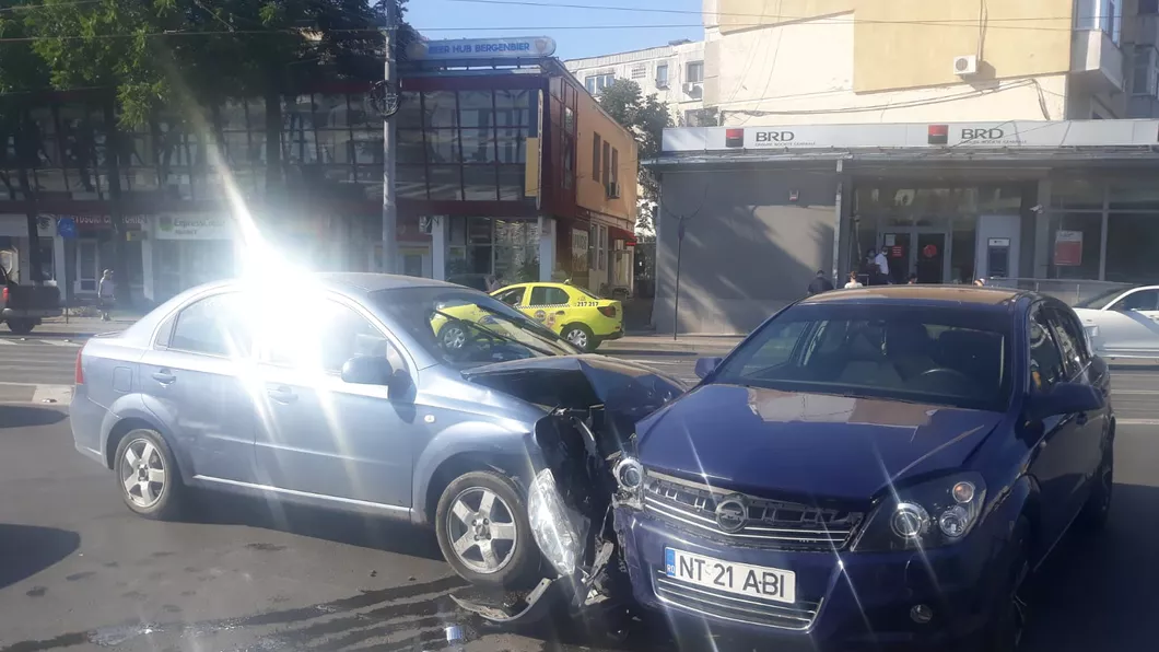 Accident rutier în Podu Roș din Iaşi Au fost implicate doua autoturisme - FOTO EXCLUSIV