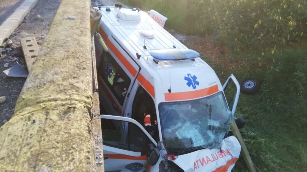 Accident rutier. O ambulanță a fost aruncată de pe pod. Patru persoane sunt rănite - UPDATE