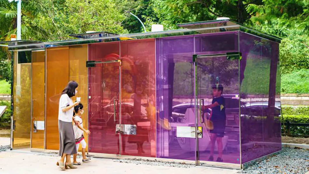În Tokyo au fost instalate primele toalete publice complet transparente. Cum funcționează și de ce sunt oamenii încântați de ele