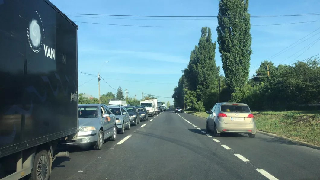 Trafic aglomerat în Podu Iloaiei Şoferii aşteaptă minute întregi în cozi kilometrice - FOTO VIDEO