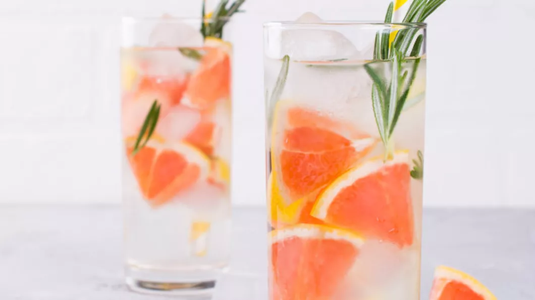 Băutură răcoritoare cu apă minerală rozmarin și grapefruit