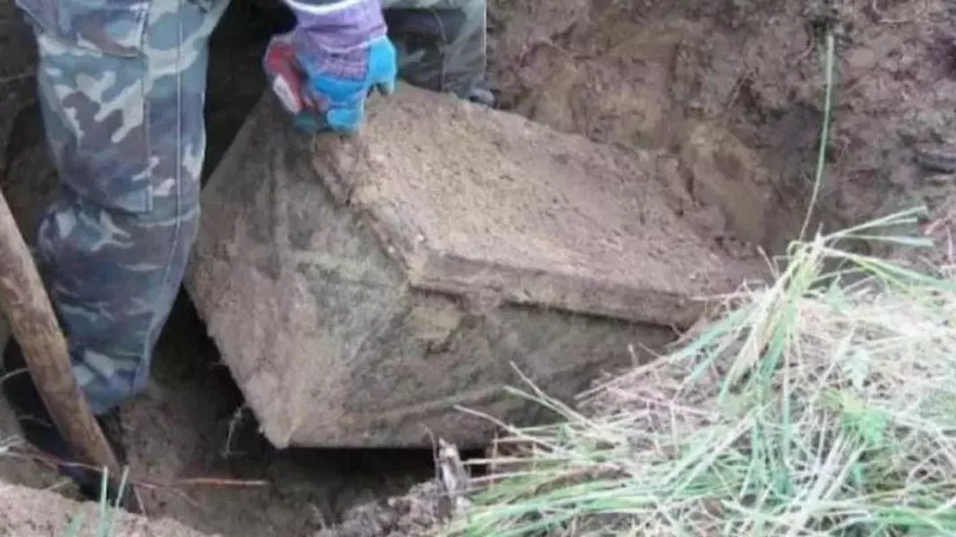 Au găsit un cufăr îngropat în pământ și l-au deschis. Ce au găsit în el ascuns de zeci de ani