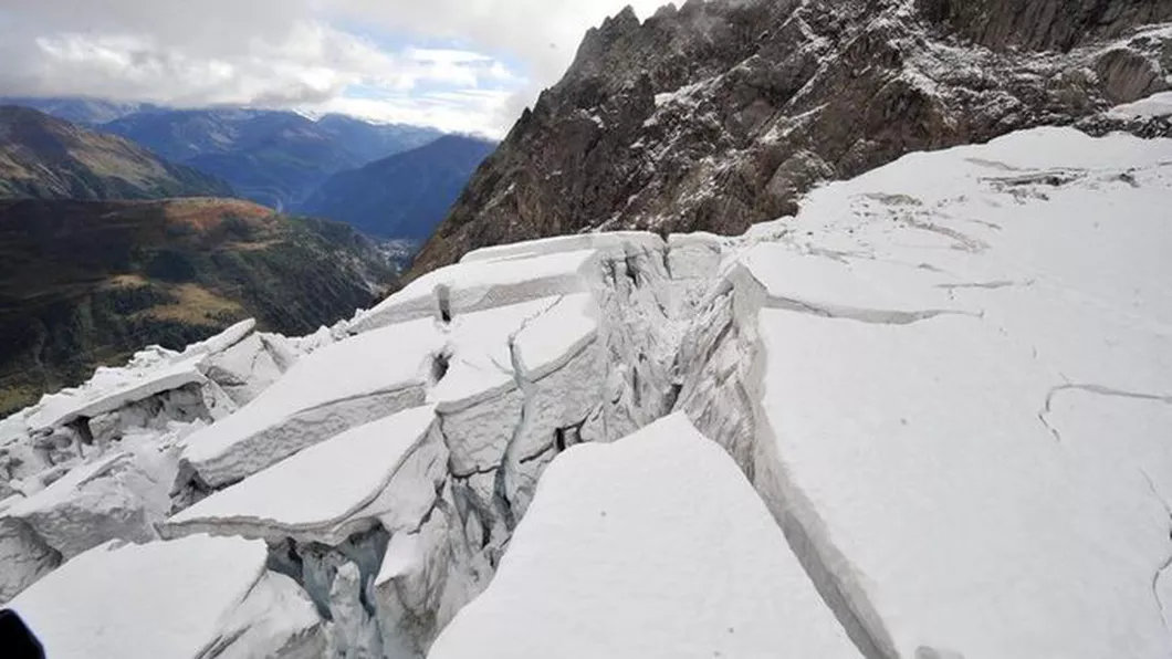 Alertă în Italia Un gheţar de pe Mont Blanc riscă să se prăbuşească