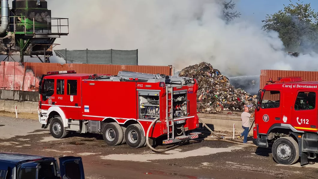 Un incendiu de proporţii a izbucnit la o groapă de gunoi din Capitală. A fost emis mesaj RO-ALERT - VIDEO