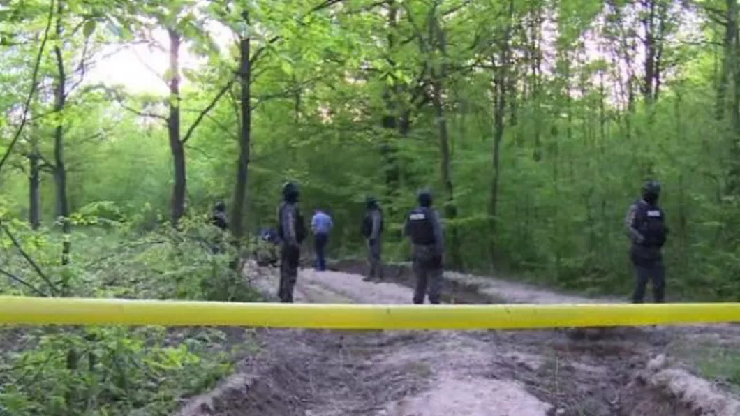 Un copil a fost găsit mort într-o pădure. A fost bătut și legat de un copac