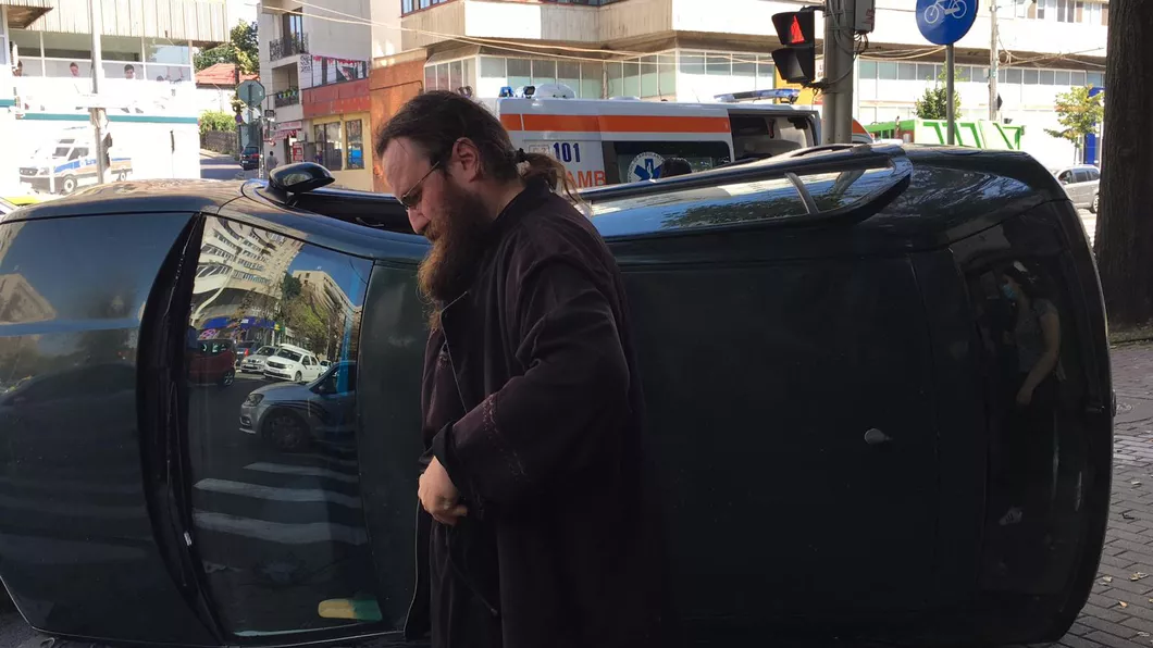 Un preot din Suceava s-a răsturnat cu maşina în Iași. Accident spectaculos în municipiu după ce un șofer de taxi a urcat băut la volan - FOTO VIDEO EXCLUSIV