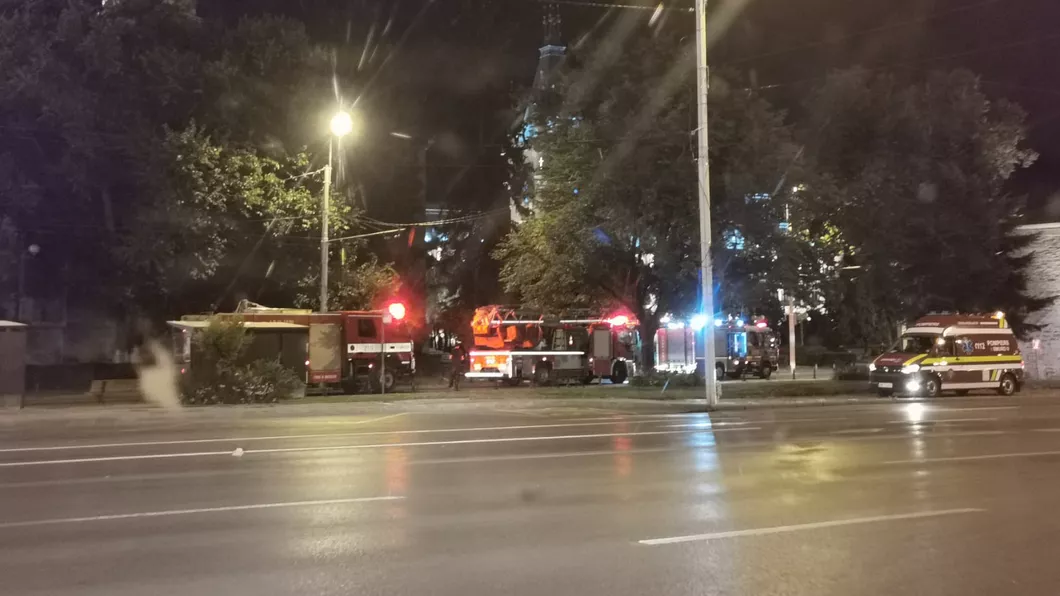 Câteva pomelnice arse de la biserica Nicolae Domnesc au pus pe jar pompierii ieșeni FOTO- EXCLUSIV