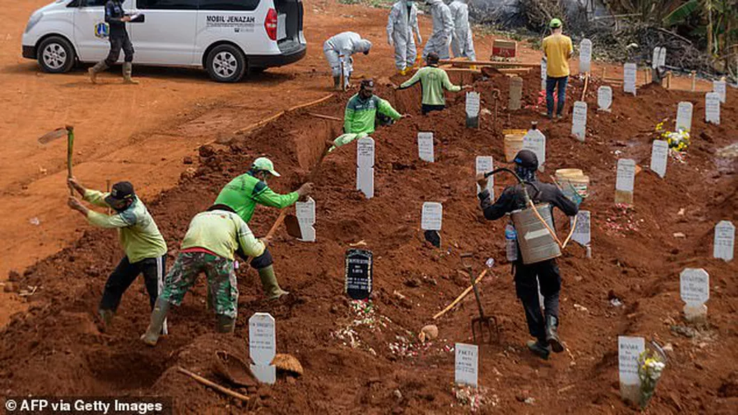 Oricine refuză să poarte o mască este obligat să sape mormintele morţilor de COVID în Indonezia