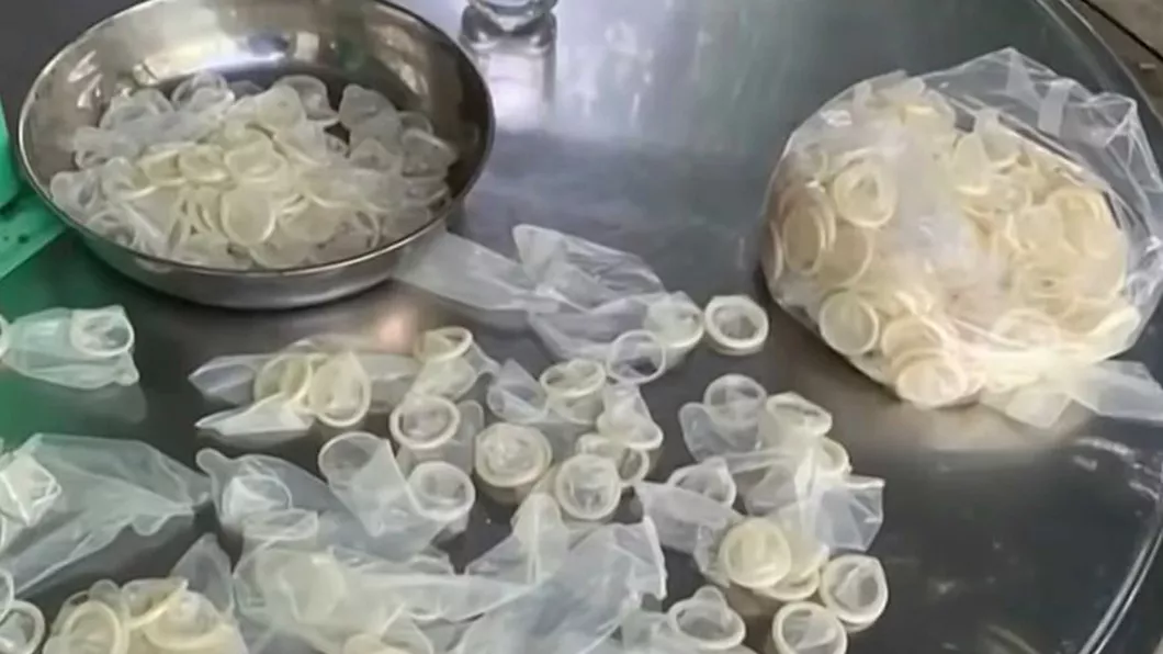 Politia din Vietnam a confiscat prezervative folosite spalate si curatate pentru a fi revandute