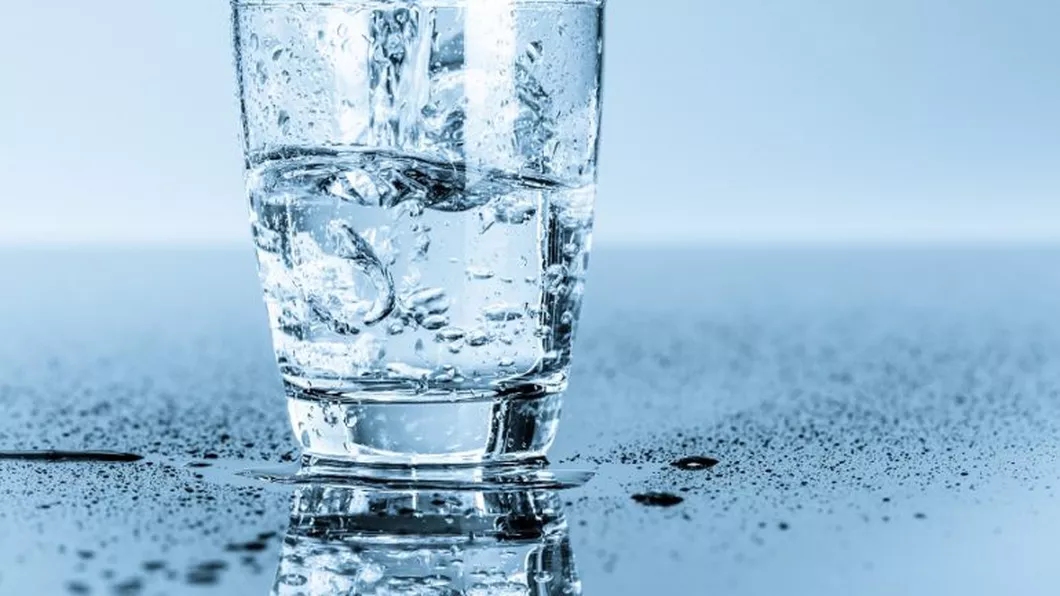Cum vă afectează sănătatea calitatea apei pe care o beți
