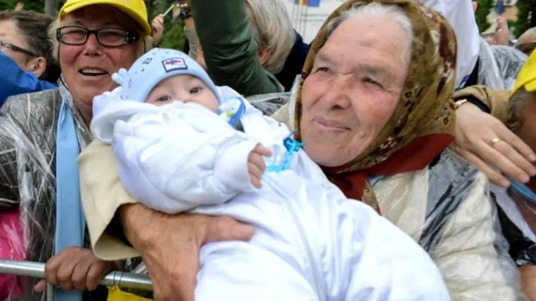 Papa Francisc copleşit de emoţii de o bunică şi nepoţelul său când a venit în vizita istorică la Iași