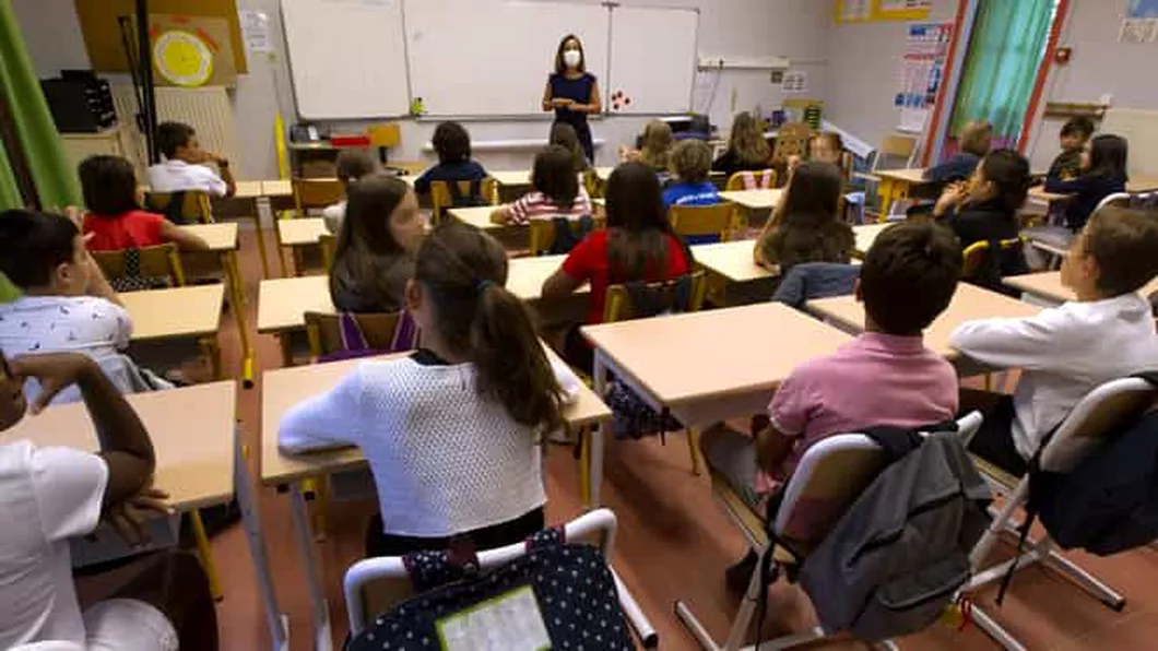 Un oraș din România a interzis fondul clasei în școli