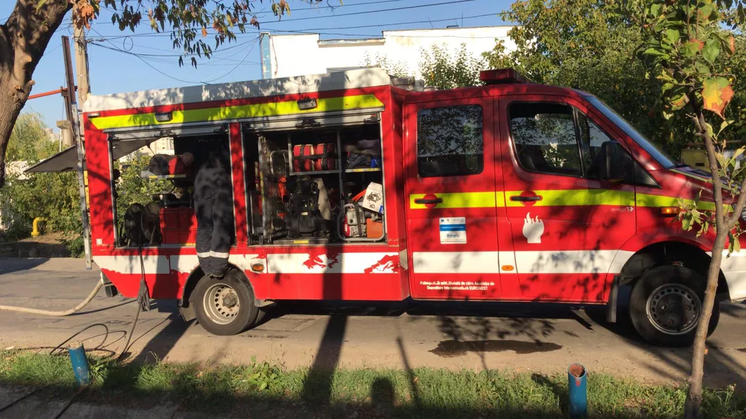 Incendiu în Manta Roșie din Iași. O clădire dezafectată a fost cuprinsă de flăcări - FOTO VIDEO