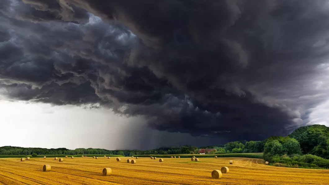 ANM avertizare meteo de vreme severă imediată. Ne aşteaptă ploi torenţiale descărcări electrice vijelii şi grindină