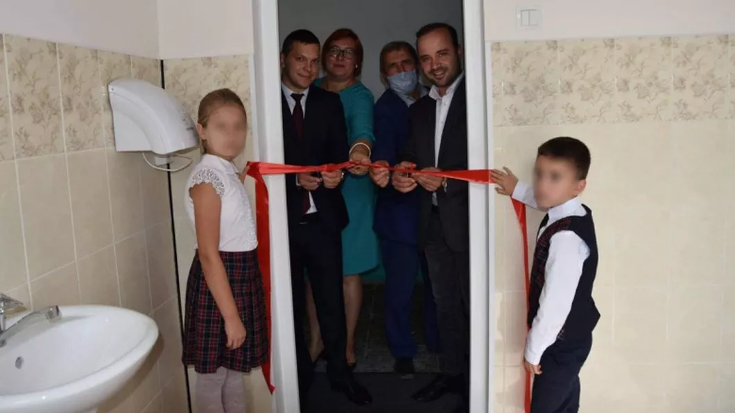Campanie electorală în Republica Moldova Panglică tăiată la inaugurarea unei toalete
