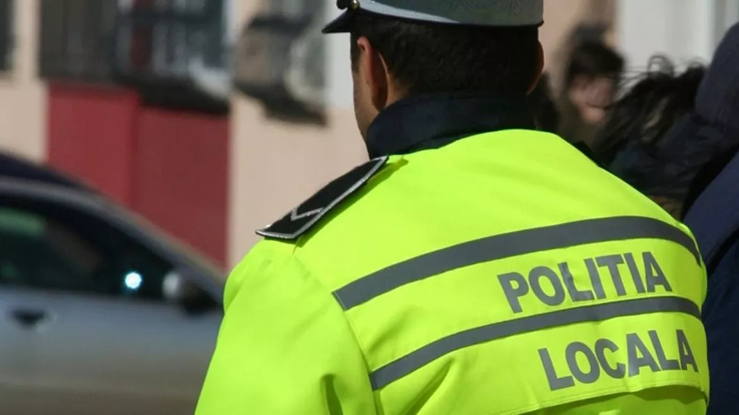 Ieșenii sunt amendați de polițiștii locali pentru că lipesc afișe electorale în afara locurilor special amenajate