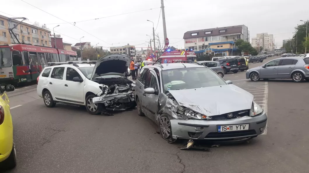 Accident rutier în Nicolina Au fost implicate două autoturisme. Iată momentul impactului EXCLUSIV - VIDEO UPDATE