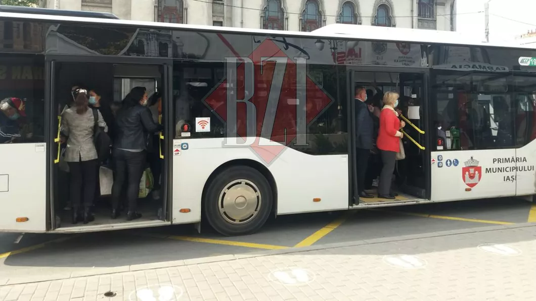 Pericol de îmbolnăvire în mijloacele de transport public din Iași. Călătorii se înghesuie în autobuzele și tramvaiele CTP la orele de vârf