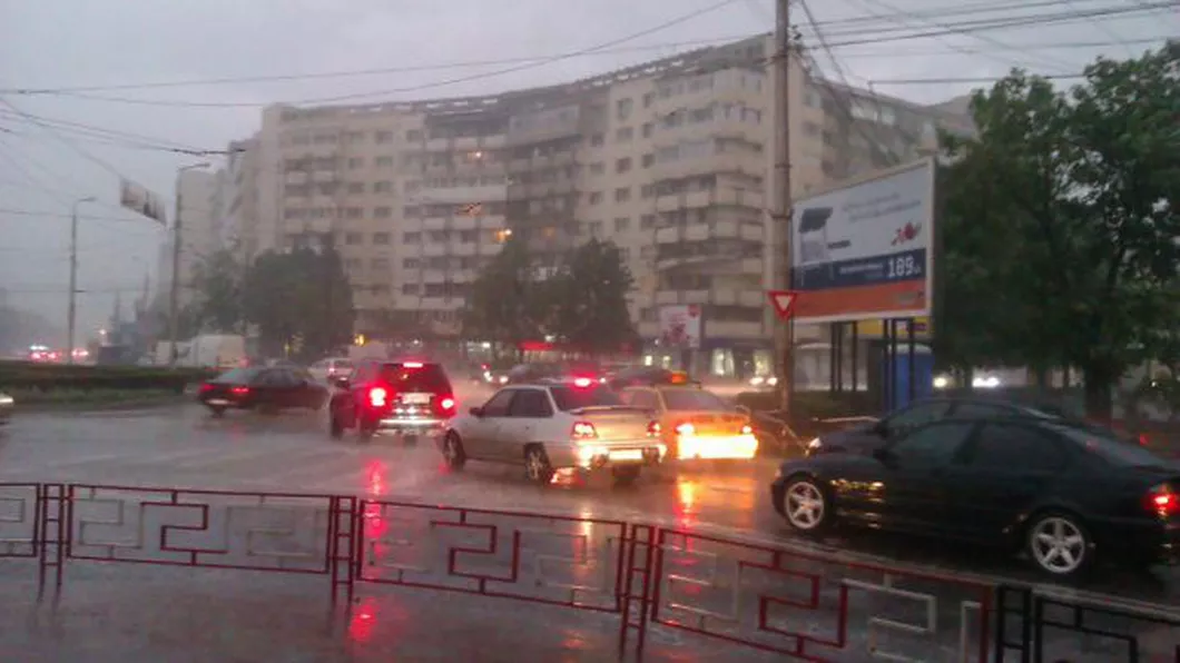 Cod portocaliu de ploi şi vijelii la Iași Vremea o ia razna