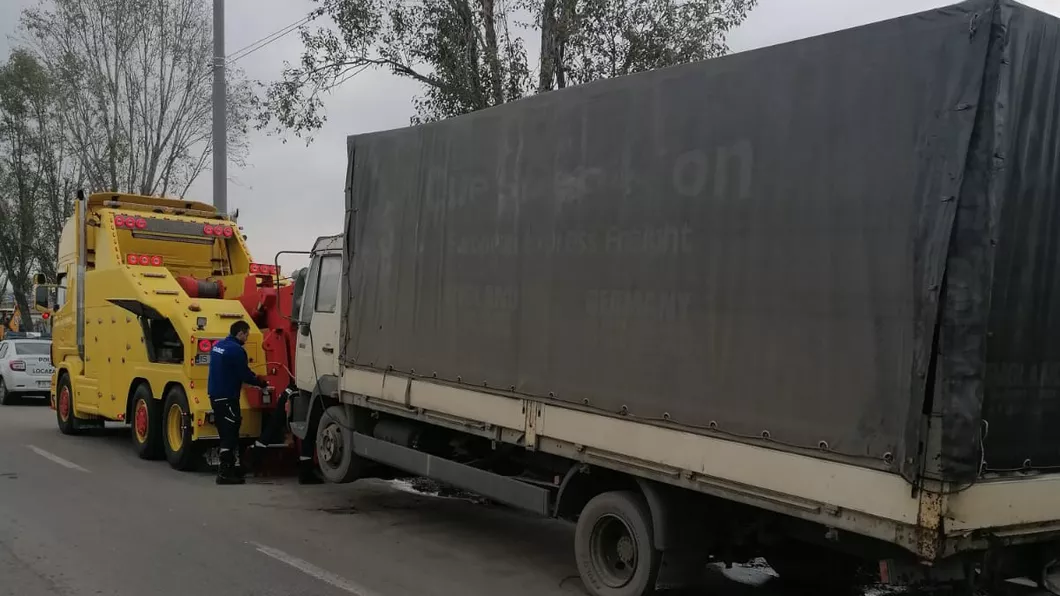 Camion abandonat în Zona Industrială din Iași. Autoritățile nu mai glumesc și au intensificat acțiunile de ridicare a mașinilor abandonate care vor fi duse la casat