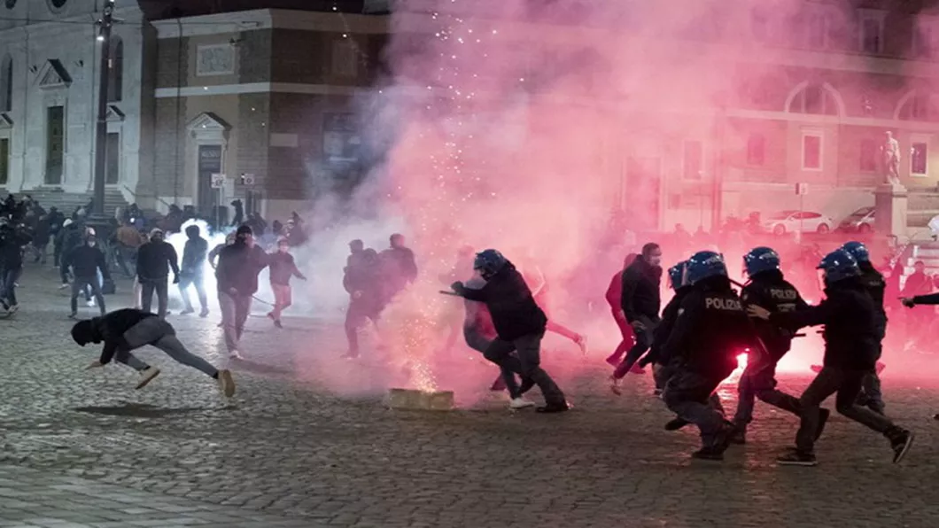 Proteste violente în Europa. În Roma forțele de ordine au folosit tunuri de apă - Video