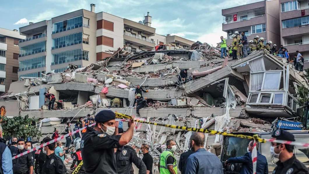 Cutremurul a lovit Grecia și Turcia provocând zeci de decese și inundații. Imagini apocaliptice cu  clădiri prăbușite - GALERIE FOTO