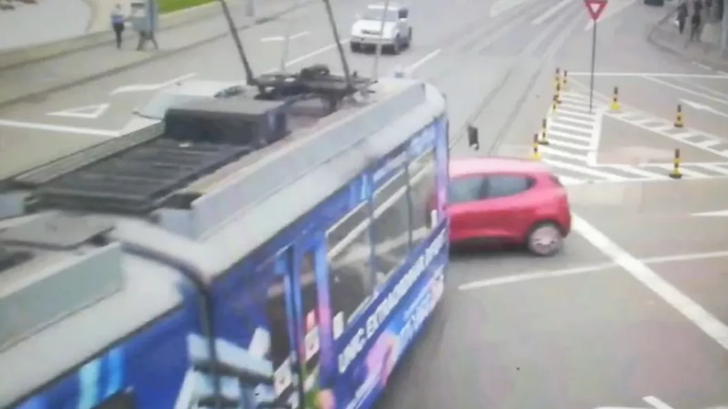 Accident rutier în Podu Roș din Iaşi. A fost implicat un tramvai -  FOTO  VIDEO