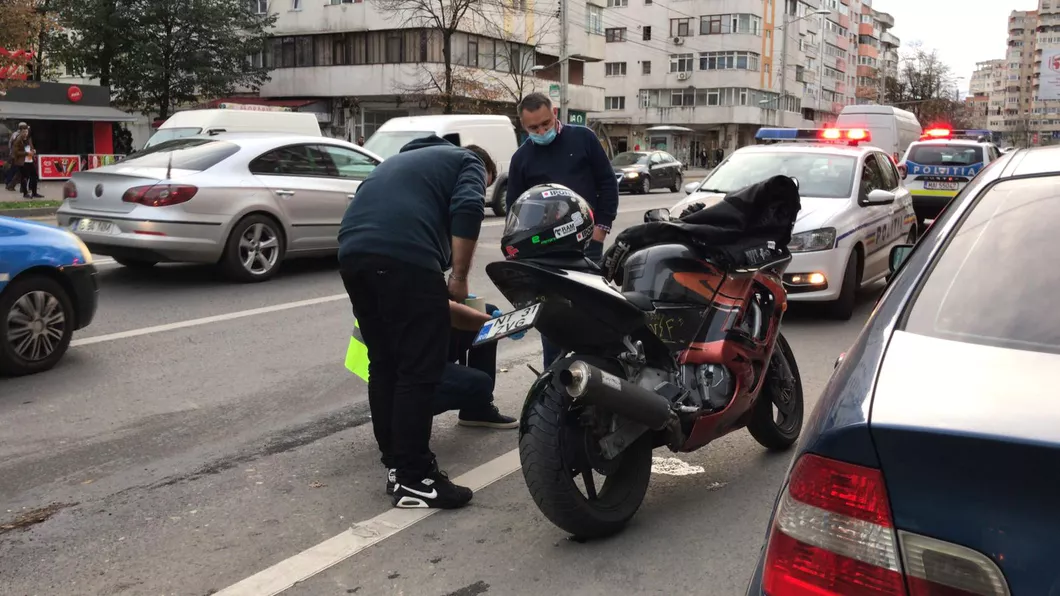 Accident rutier în Iași. Un motociclist a fost implicat - FOTO VIDEO
