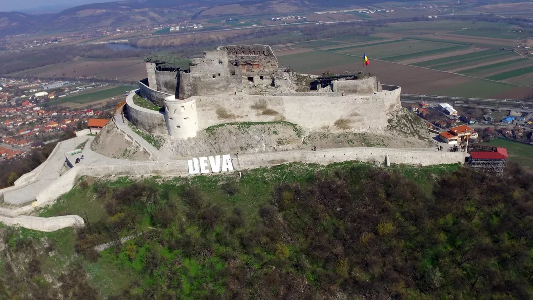 Telecabina care urcă la Cetatea Deva va fi schimbată de Primărie. Capacitatea acesteia va fi dublă față de cea veche