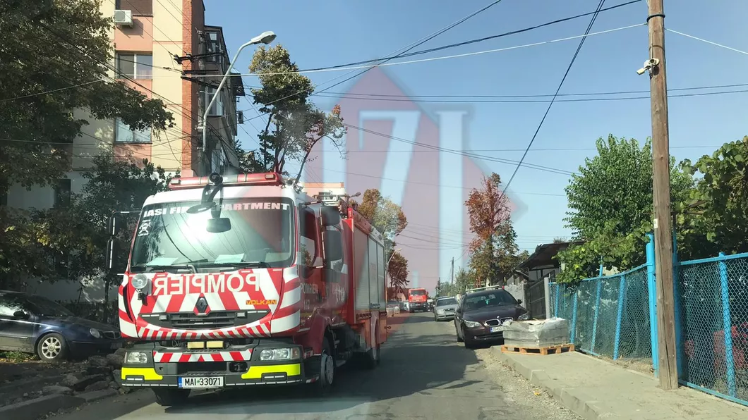 Incendiu puternic la o locuinţă din zona Tătăraşi. Pompierii intervin - EXCLUSIV FOTO UPDATE