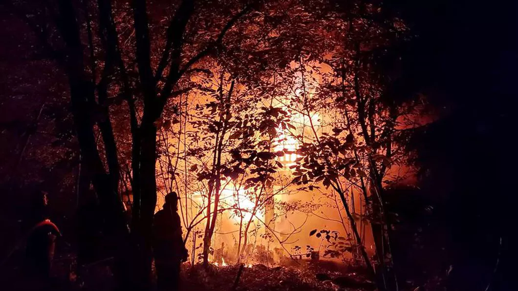 Incendiu puternic în județul Dâmbovița. O bătrână a ars de vie în casă