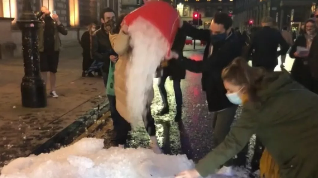 Protest inedit în Glasgow Patronii de baruri au aruncat în mijlocul orașului toate rezervele de gheață