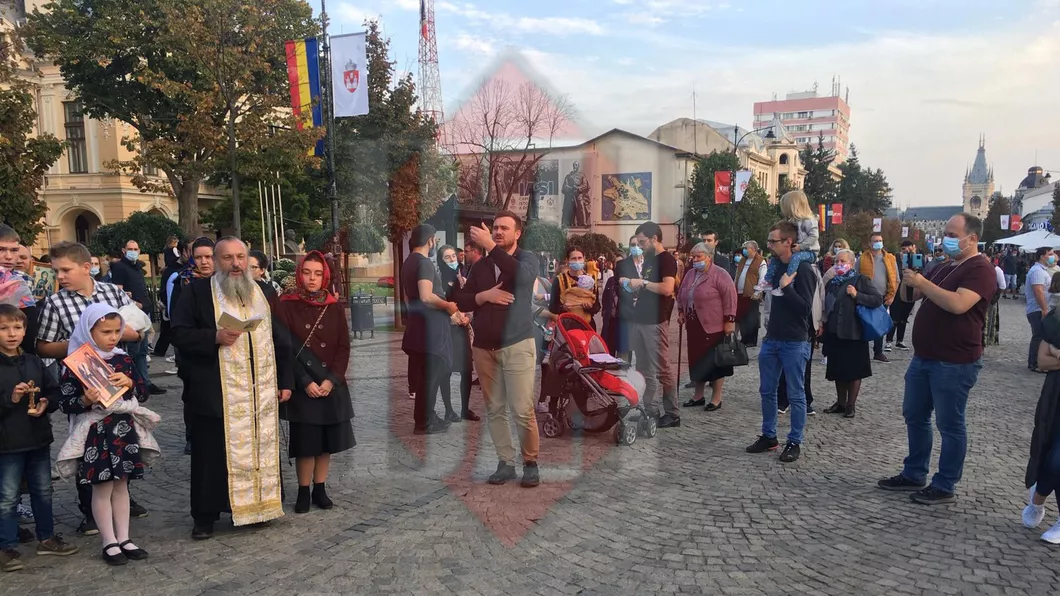 Creştinii protestează în fata Mitropoliei Moldovei şi Bucovinei pentru că nu sunt lăsaţi să se roage la racla Sfintei cuvioase Parascheva - LIVE VIDEO  FOTO UPDATE