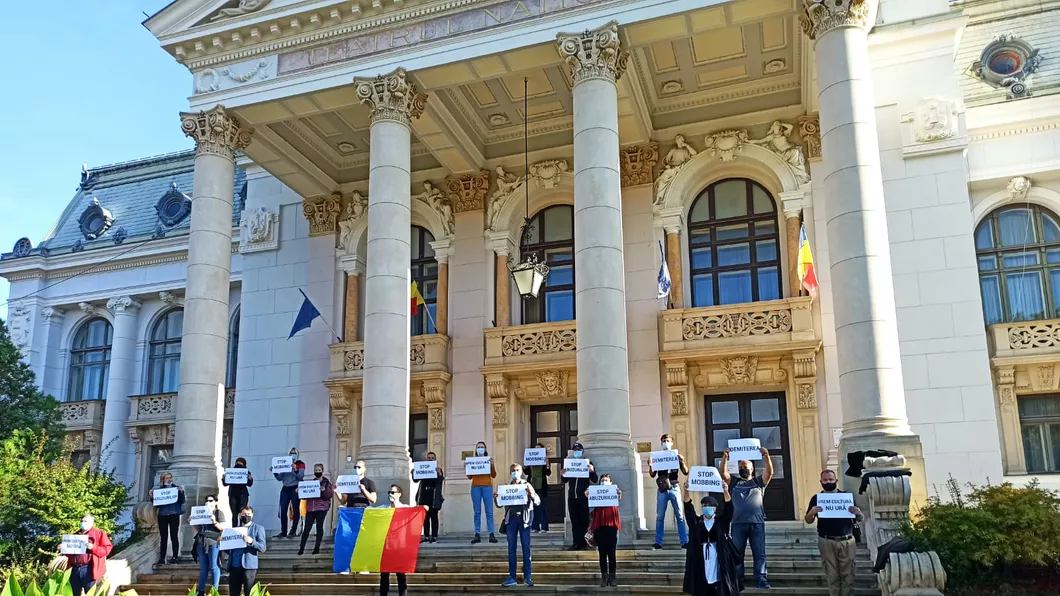 Ziua a III-a de proteste la Opera Naţională Română din Iaşi - VIDEO