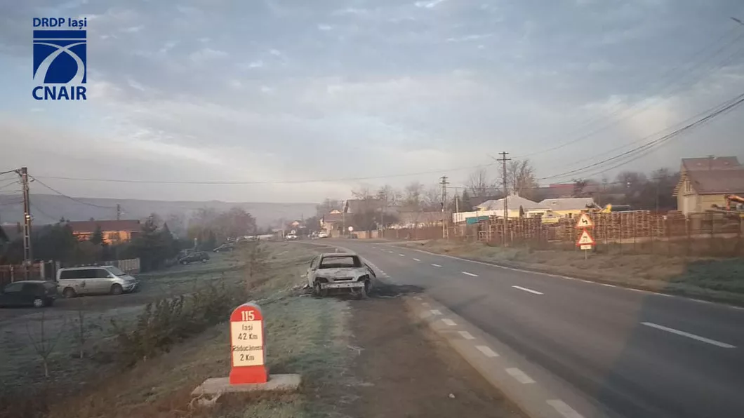 O maşină a fost găsită carbonizată pe marginea DN 28 Răducăneni județul Iași