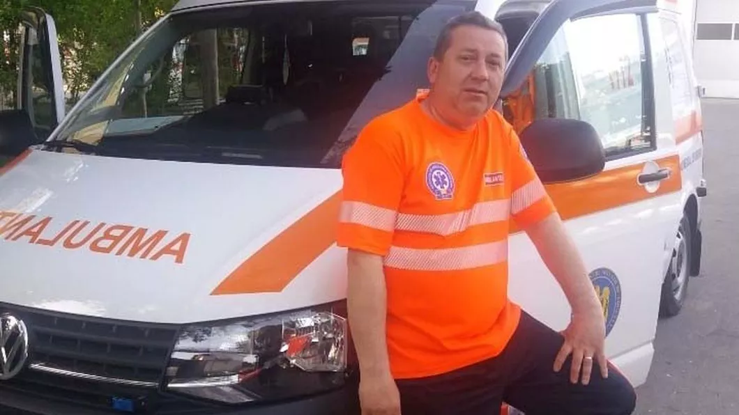 Un ambulanțier care a salvat mii de vieți umilit de doi adolescenți teribiliști din Iași Tinerii l-au scuipat pentru că bărbatul nu a putut să le facă testul pentru COVID-19