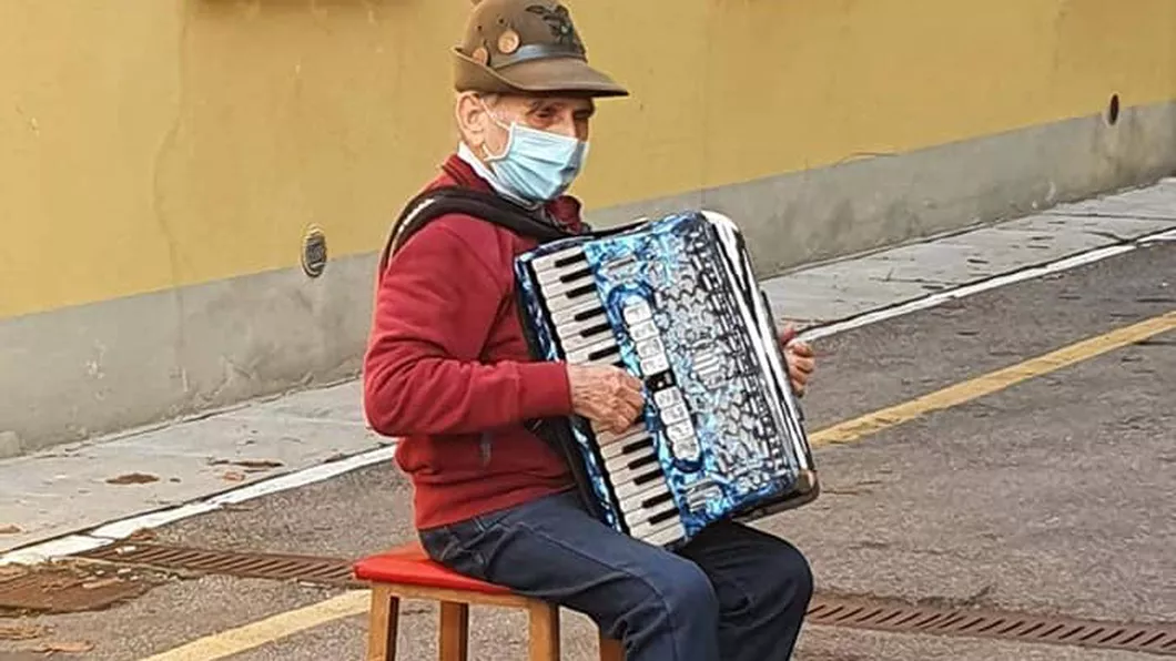 Imagini emoționante. Un bătrân a fost surprins în fața unui spital în timp ce îi cânta serenade soției. Aceasta se afla internată în unitatea medicală - Video