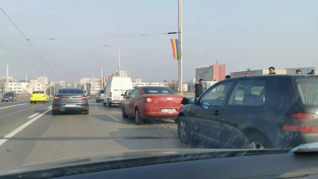 Ziua şi carambolul la Iași. Accident pe podul din Nicolina. Mai multe maşini au fost implicate - FOTO VIDEO EXCLUSIV