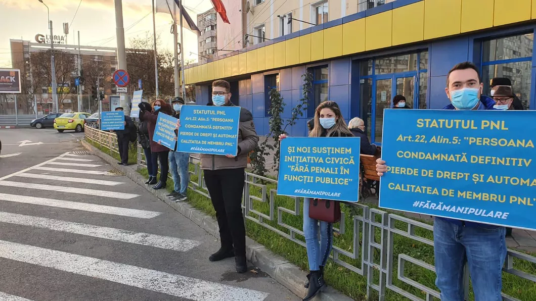 Membrii USR Iași acțiune grobiană în fața sediului PNL