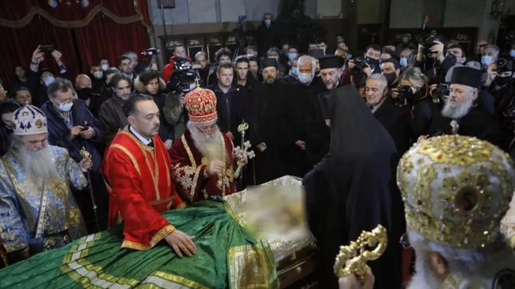 În ciuda pandemiei de coronavirus mii de credincioşi şi preoţi sârbi au mers la Catedrala Sf. Sava din Belgrad pentru a-i aduce un ultim omagiu patriarhului Irineu - Video